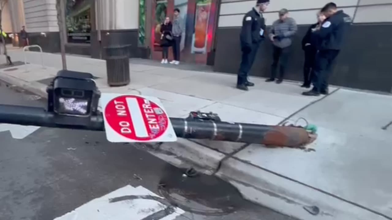 al parecer, los fuertes vientos derribaron la estructura, cuya base estaba oxidada.