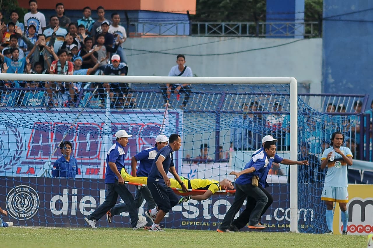 El arquero chocó con uno de sus compañeros y luego de eso no reaccionó más. A pesar de recibir tratamiento de inmediato falleció de un paro cardíaco por el fuerte golpe en pecho, cabeza y cuello.