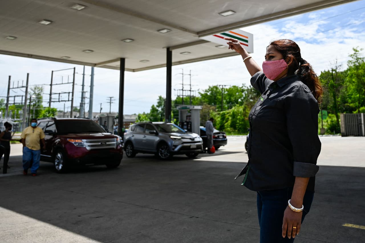 El analista petrolero Patrick De Haan, de Gas Buddy, que ha estado monitoreando el abastecimiento de combustibles en las estaciones de servicio estimó este jueves que 
<b>los suministros en estados como Alabama regresarán a la normalidad en unos 2 a 5 días.</b>
<br>
<br>
<b>Sin embargo, en otros como Georgia, Carolina del Norte y del Sur y Virginia, "la situación definitivamente tomará tiempo y mejorará lentamente,</b> debido a que hay un mayor número de estaciones de servicio por reabastecer". En esos estados, la situación mejoraría entre 7 a 14 días, anticipó.