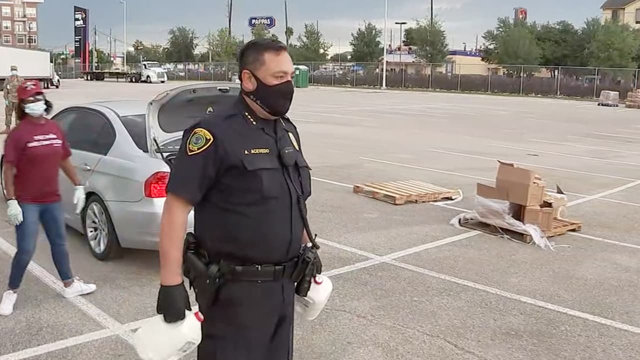 Autoridades llegaron para participar en la entrega de alimentos y mascarillas.