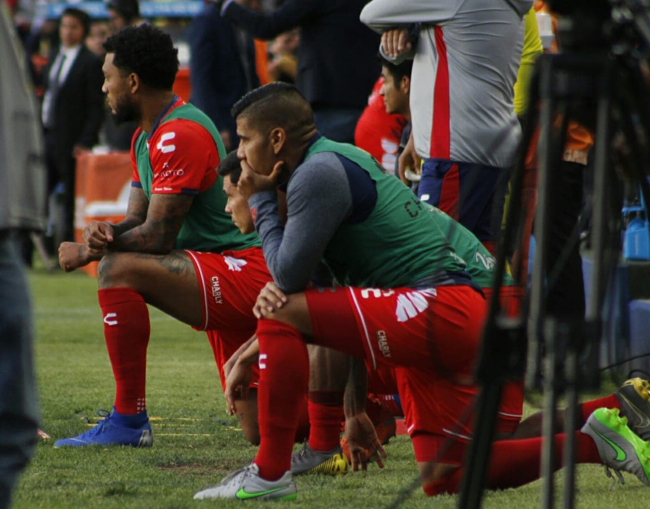 Durante el segundo tiempo, cuando el marcador ya estaba en contra 7-1, Carlos Salcido suspendió su calentamiento para ver el resto del partido.