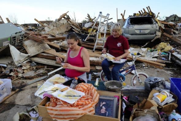 Standy Stewart y su nuera Robyn Rojas, quien está embarazada, lo perdieron casi todo. Agradecen estar con bien tras el tornado.