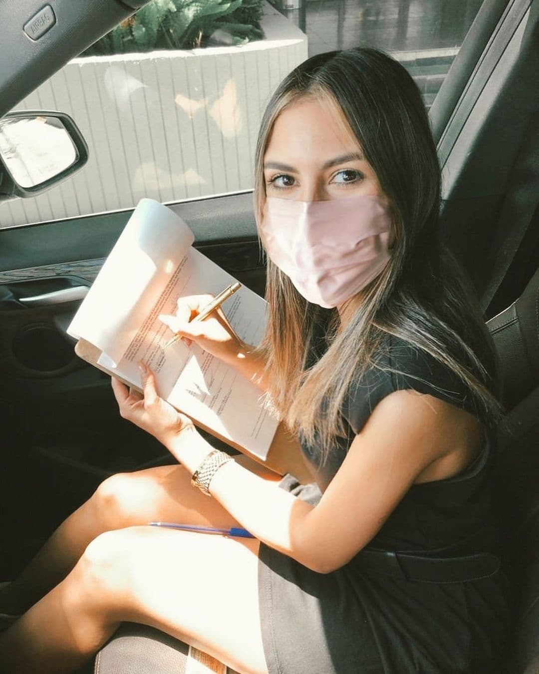 Por la pandemia, tuvo que firmar los documentos de la entrega de su casa en un lugar atípico, sin embargo, eso no cambió su gran emoción.