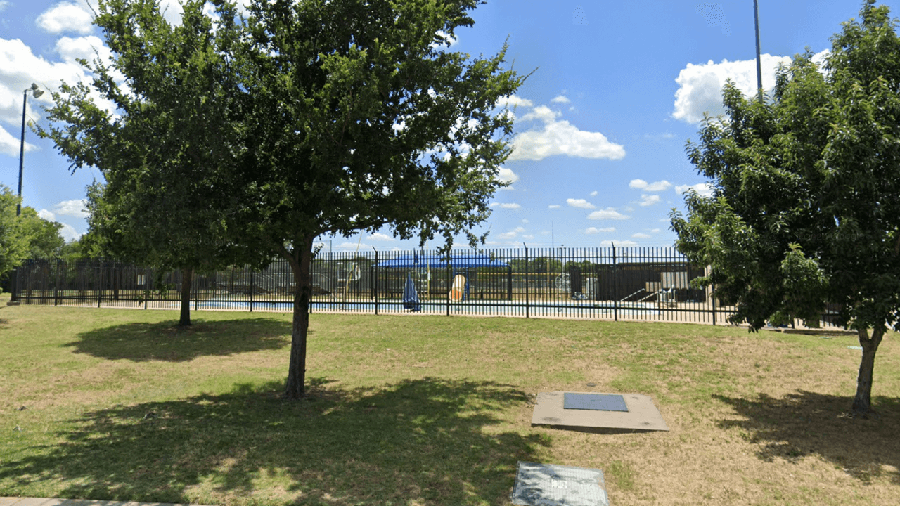 <h3 class="cms-H3-H3"><b>Jaycee Zaragoza</b></h3>
<br>Si vives cerca de Irving, Arlington o al oeste de Dallas, presta atención, porque la piscina pública de Jaycee Zaragoza es una opción muy cercana a ti. A un costado, también hay un “splash pad” para que tus hijos jueguen en el agua.
<br>
<br>
<b>¿Qué ofrece la piscina?</b>
<br>Sillas, una regadera al exterior, mesas de picnic, baños y una estructura para la sombra.
<br>
<br>
<b>¿Dónde está ubicada?</b>
<br>📍3125 Tumalo, Dallas, TX 75212
<br>
<br>
<b>¿Cuándo abren?</b>
<br>Lunes, martes y miércoles, de 1 p.m. a 6 p.m. Los sábados y domingos está de 12 p.m. a 7 p.m.
<br>
<br>
<b>¿Cuándo cierran?</b>
<br>Los jueves y viernes.