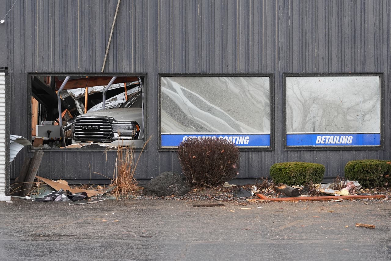 Gran parte del condado de 
<b>Kankakee continúa sin electricidad y varias calles permanecen bloqueadas por escombros o inundaciones en intersecciones.</b>
<br>
<br>Las autoridades pidieron a los residentes permanecer en sus hogares y evitar circular por la ciudad hasta nuevo aviso.