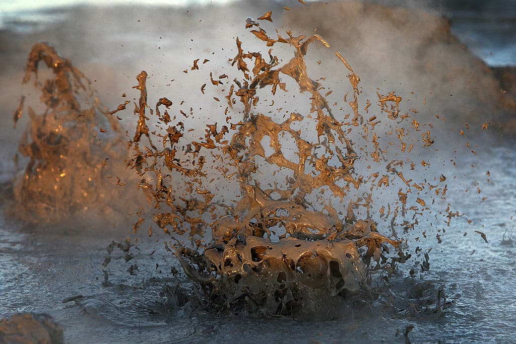 Barro hierve en las aberturas de vapor que, hace años, estuvieron bajo el agua en el suelo del Salton Sea (foto de archivo 2011).