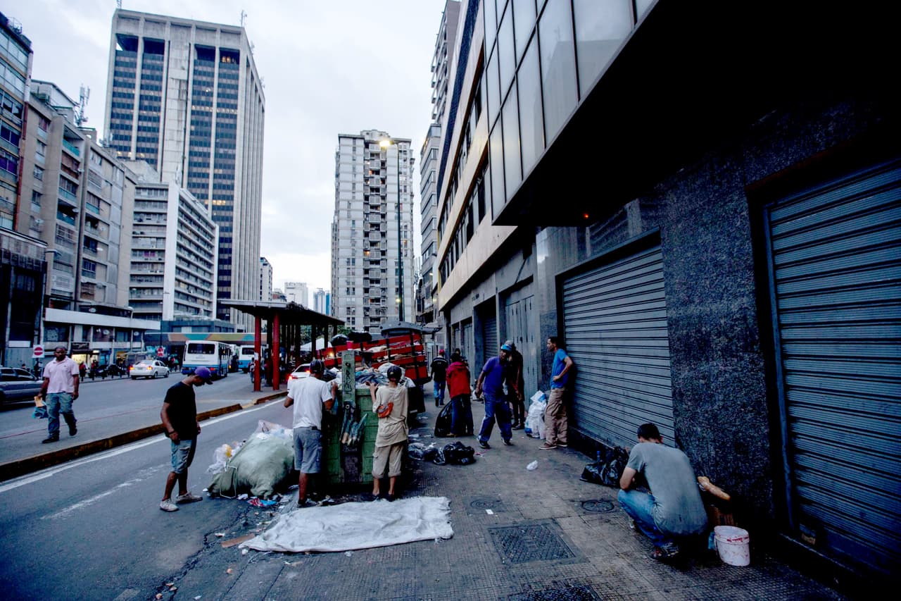 Como Irian, unas 15 personas recogen comida todos los días en este contenedor de basura ubicado en la avenida Urdaneta de Caracas,
<b>a pocas cuadras del palacio de Miraflores desde donde gobierna Nicolás Maduro</b>.
<a href="http://www.univision.com/noticias/crisis-en-venezuela/no-eramos-ricos-pero-comiamos-asi-es-vivir-con-hambre-en-venezuela">El hambre se ha agudizado en el país</a> desde su ascenso al poder.