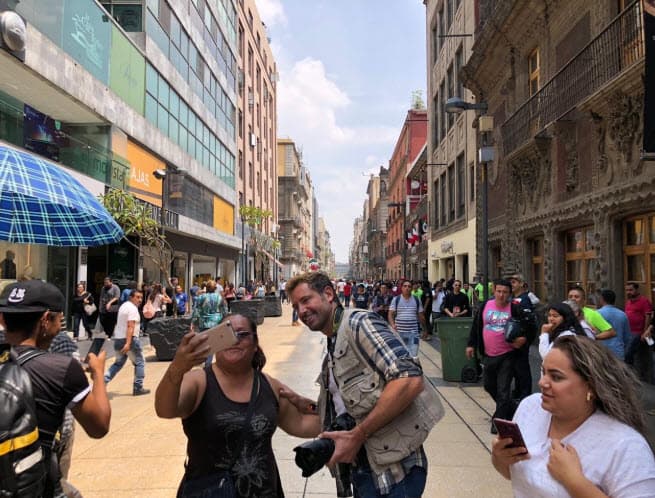 Gabriel Soto pudo convivir con sus seguidoras desde las primera horas de trabajo en 'Soltero con hijas'.