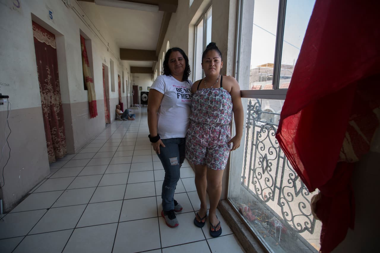 <b>Mayra Zepeda (izquierda) y Evelyn López, Mexicali.</b> Entre las migrantes que se albergaban en el Hotel del migrante deportado estaban también las hondureñas Mayra y Evelyn. “Usted no tiene idea de lo que me va a pasar si me regreso a Honduras. Me van a desaparecer”, afirmó la primera. Ambas mujeres se conocieron en el camino y también decían huir de la violencia de las maras.