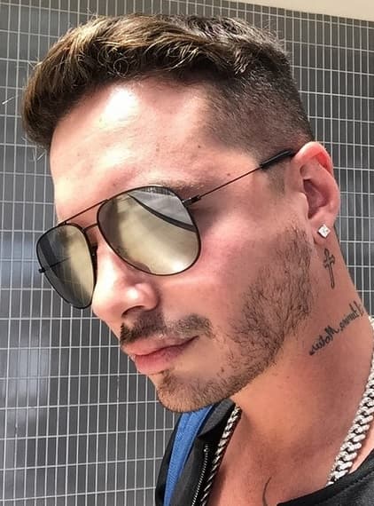 Se difundió un video donde el cantante aparece saludando en una estación de radio y el locutor le pregunta que si en Bogotá había muchas mujeres bonitas.