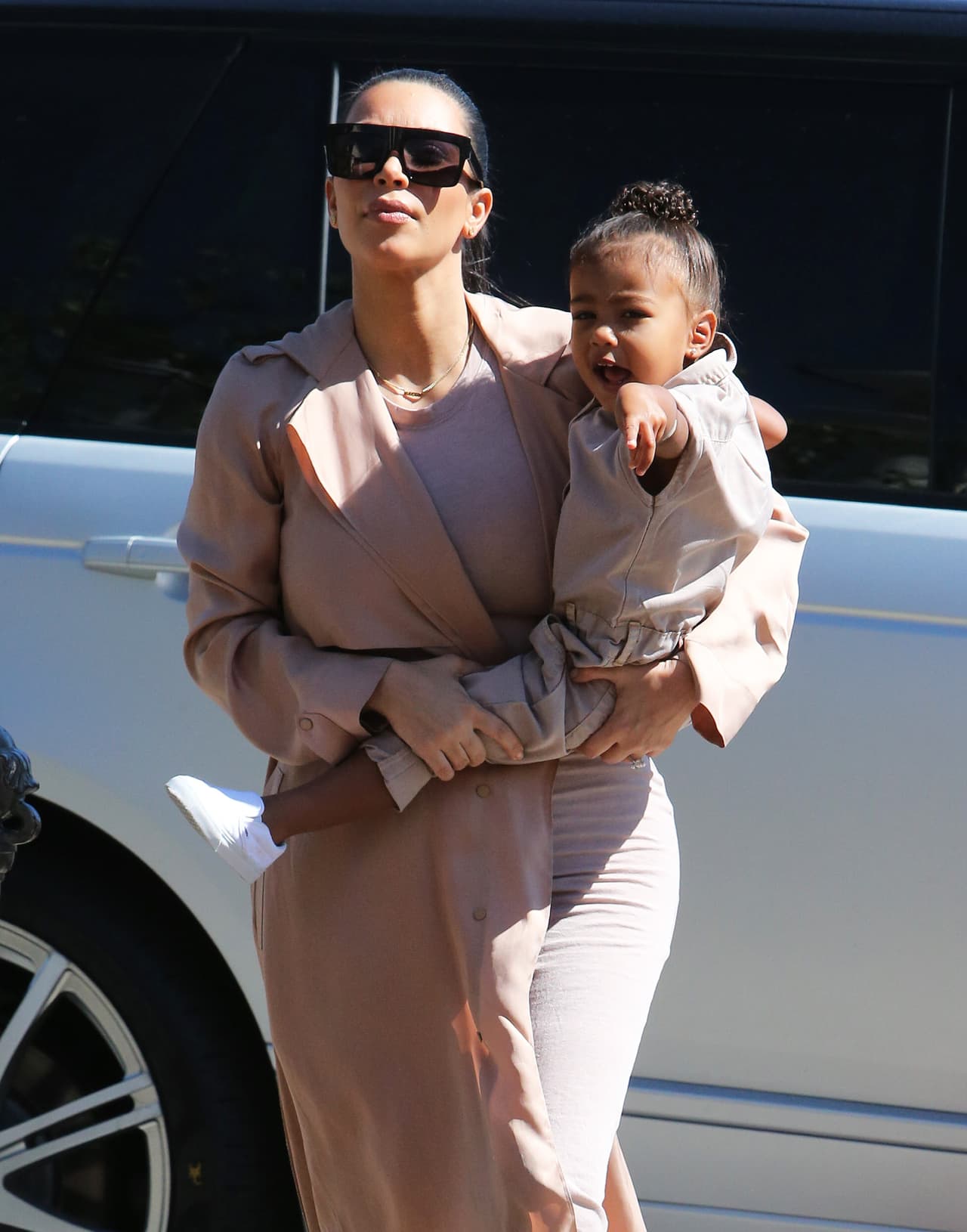 Hace unos días para terminar con las especulaciones que aseguran que su segundo embarazo es falso, Kim posó muy sexy.