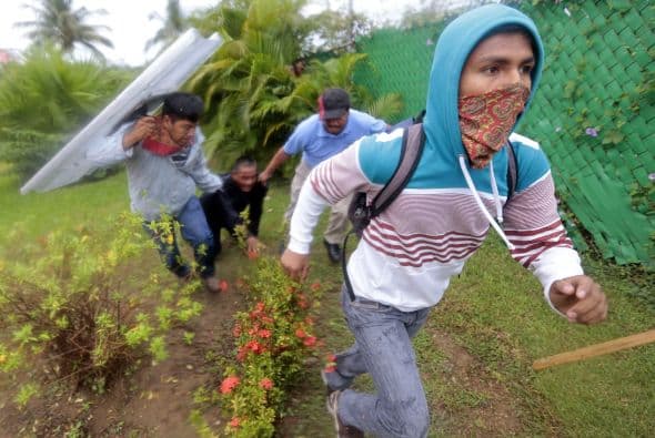La mayoría de los manifestantes permanecía encapuchado a lo largo de la manifestación.