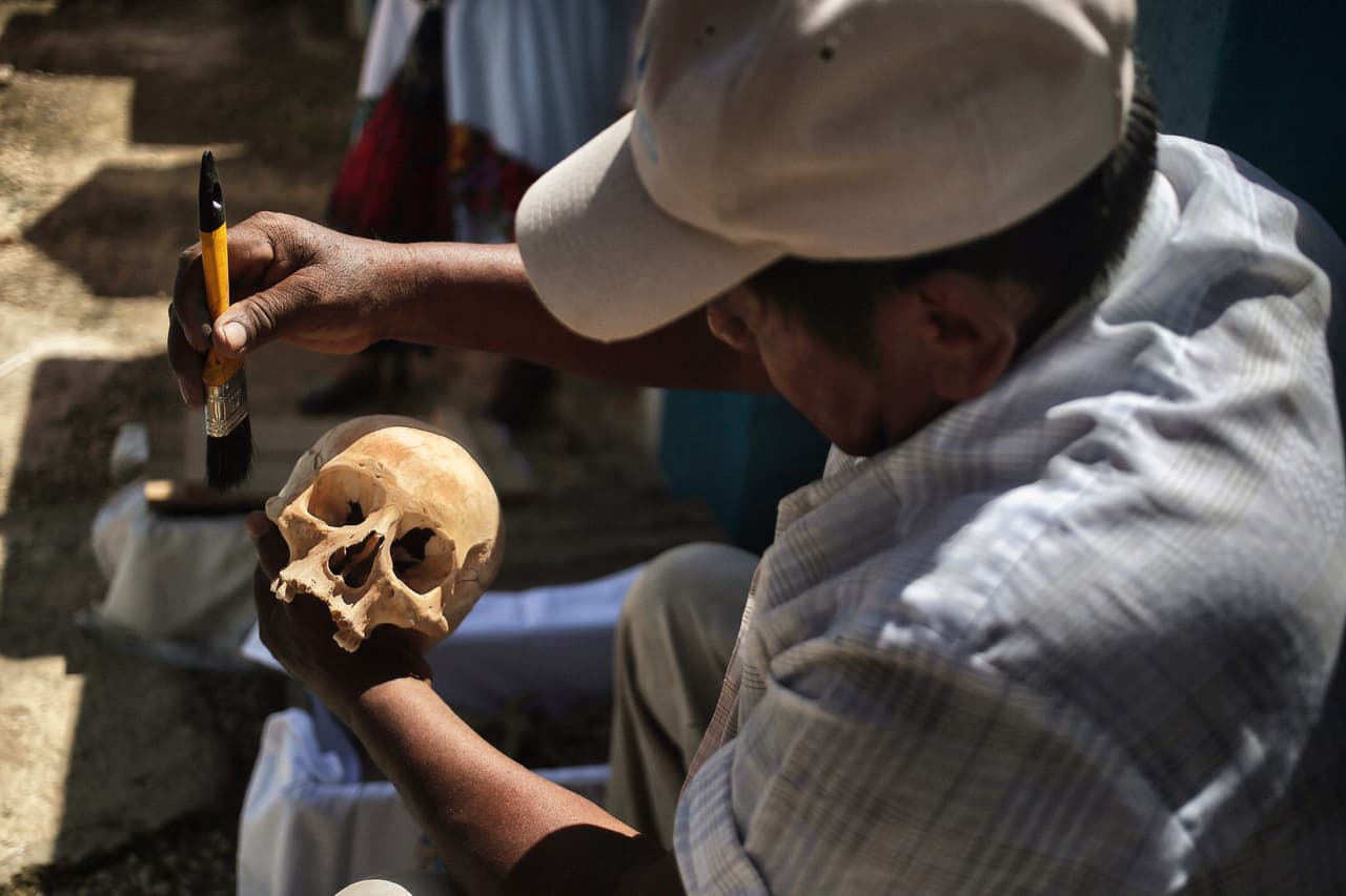 El proceso para limpiar los huesos se realiza 
<b>con profundo respeto y cuidado</b>, y es considerado como una conexión entre el mundo de los vivos y los muertos.