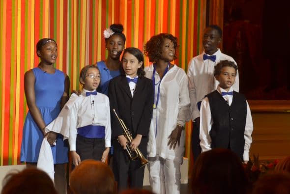 Otro grupo de niños cantó a la primera dama el clásico "Can't Take My Eyes Off You".