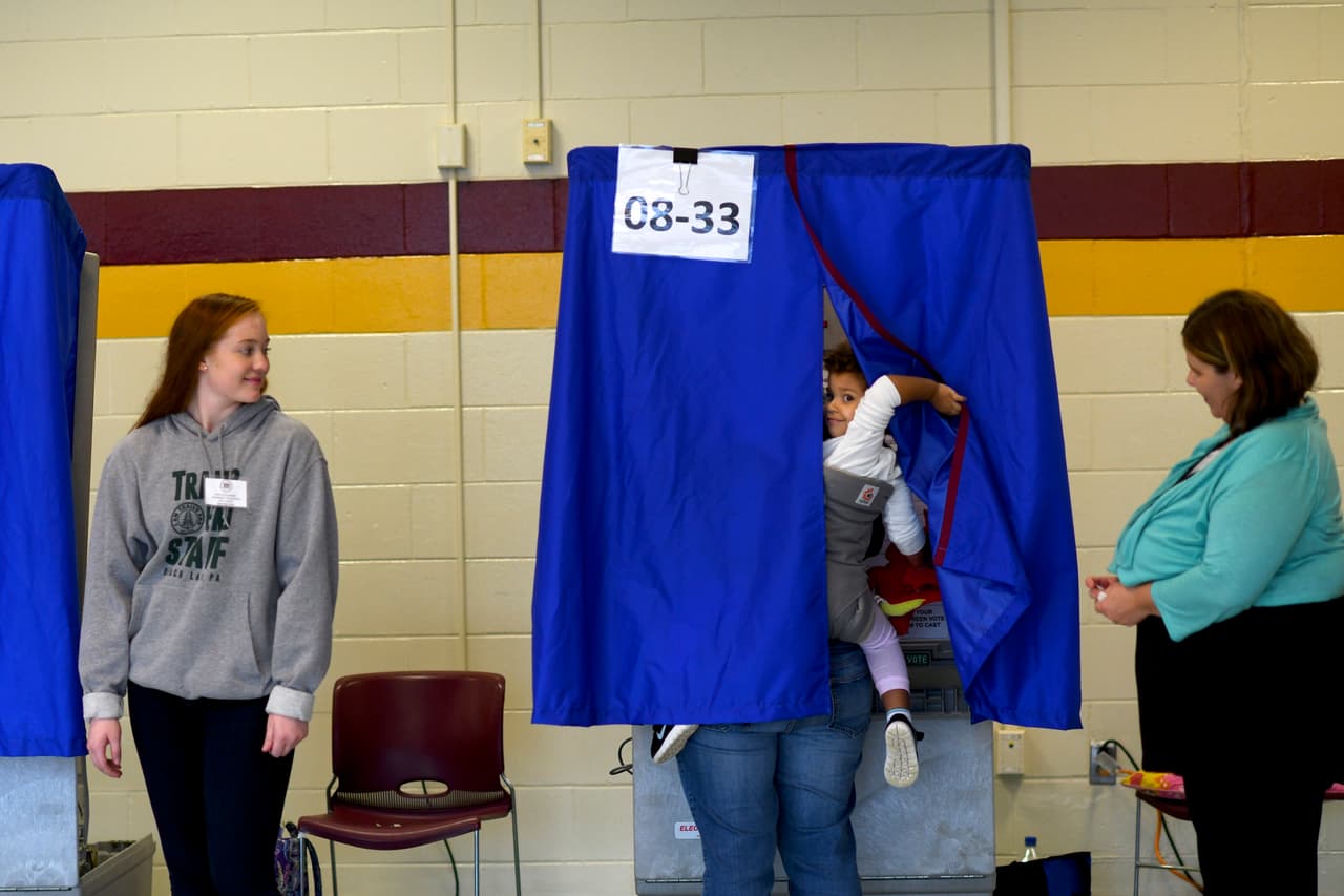 <b>Predicciones cumplidas</b>. Esta vez las encuestas indicaron lo que terminaría pasando en la votación final de las elecciones de mitad de periodo y, como se pronosticaba, el Partido Demócrata
<a href="https://www.univision.com/noticias/hispanos-en-el-gobierno-de-eeuu/aun-son-pocos-pero-cada-vez-son-mas-estos-son-los-37-hispanos-electos-al-congreso-fotos-fotos">recuperó el control de la Cámara de Representantes</a> del Congreso, mientras los republicanos reforzaron su dominio en el Senado.
<a href="https://www.univision.com/noticias/elecciones-2018/minuto-a-minuto-andrew-gillum-retracta-su-concesion-del-puesto-a-gobernador-de-florida">Aunque todavía hay contiendas por definirse</a> se presagia
<a href="https://www.univision.com/noticias/elecciones-2018/la-ola-azul-no-llego-pero-los-democratas-logran-una-victoria-que-le-complica-la-vida-a-trump">un tenso pulso político en Washington que le complicará al presidente los últimos dos años en la Casa Blanca</a>. En la fotografía, una votante y su hija detrás de la cortina el 6 de noviembre de 2018 en Milford, Delaware.
