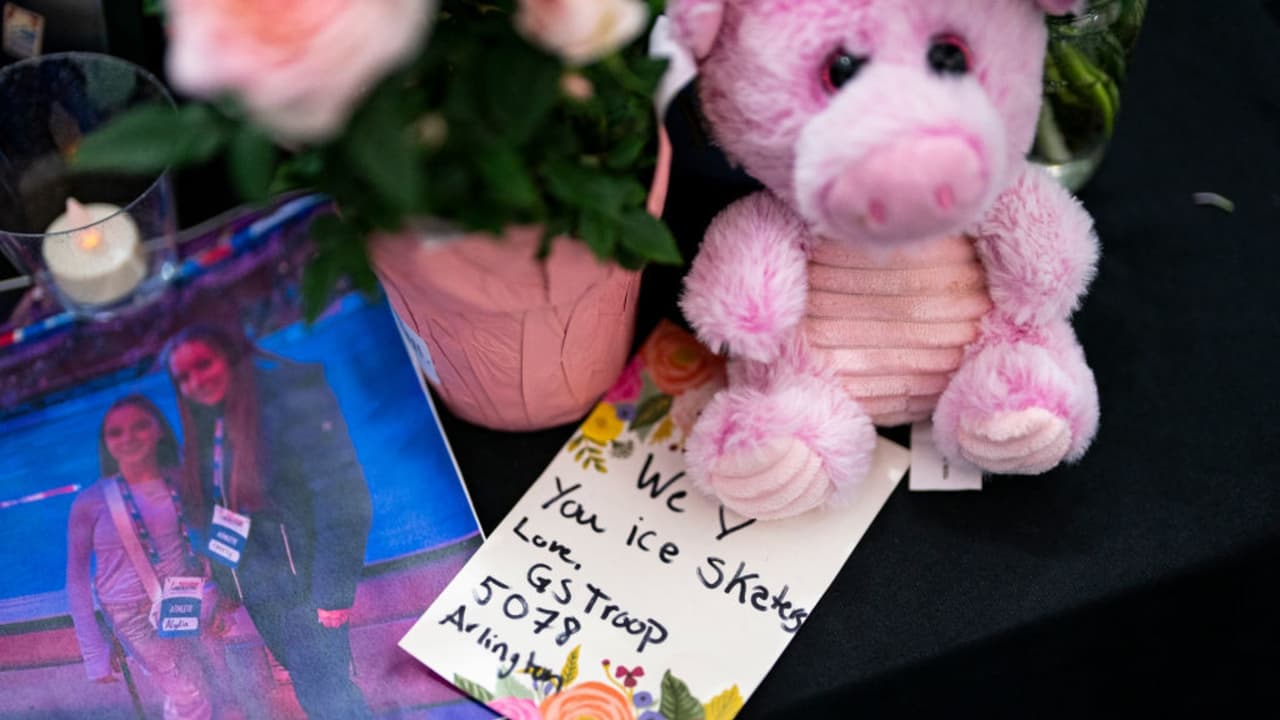 Familiares y amigos realizan una vigilia para recordar a víctimas del trágico accidente aéreo en DC