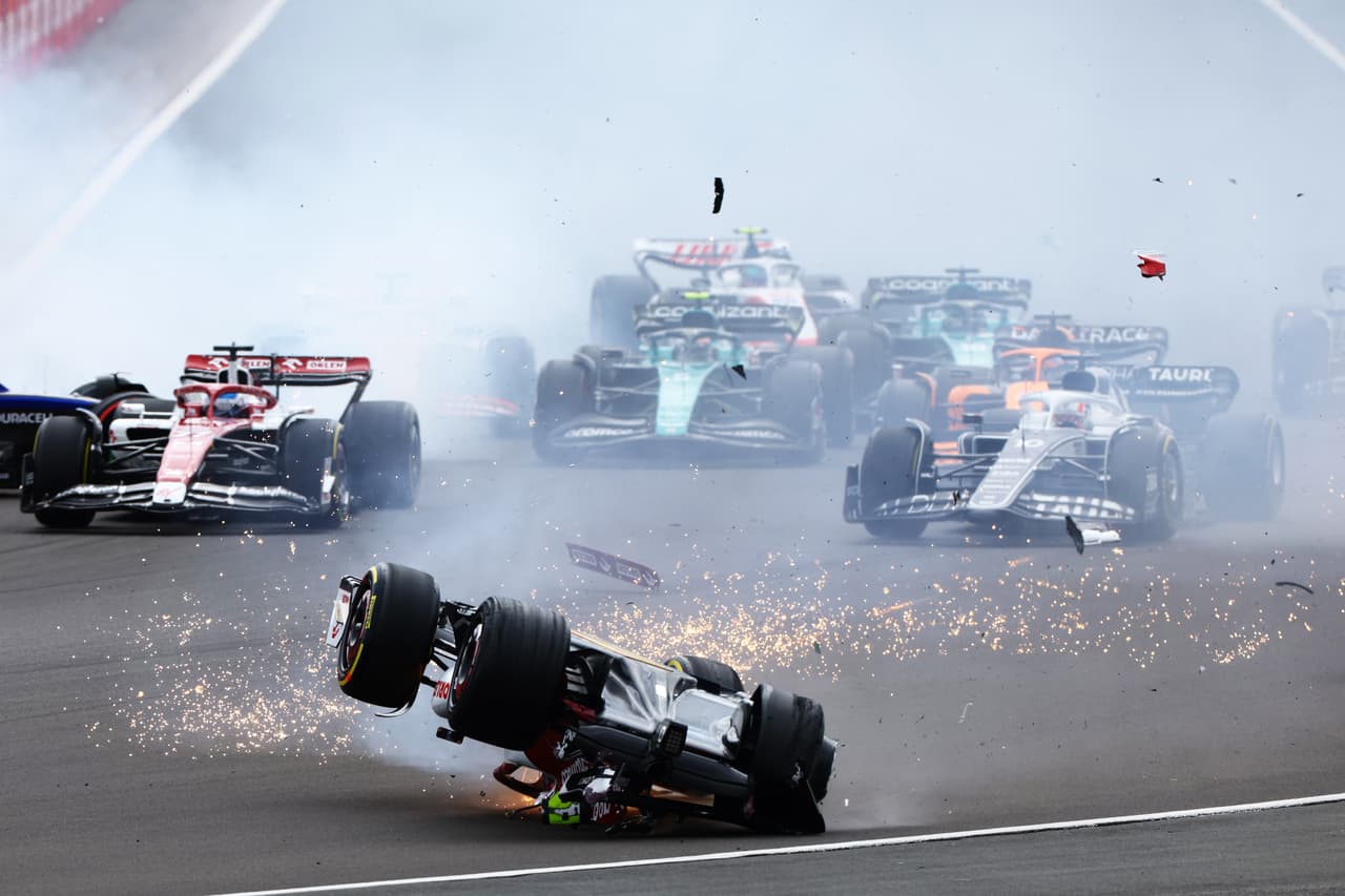 El GP de Gran Bretaña se vio interrumpido poco después de darse la salida a causa de un accidente que afectó a varios pilotos.