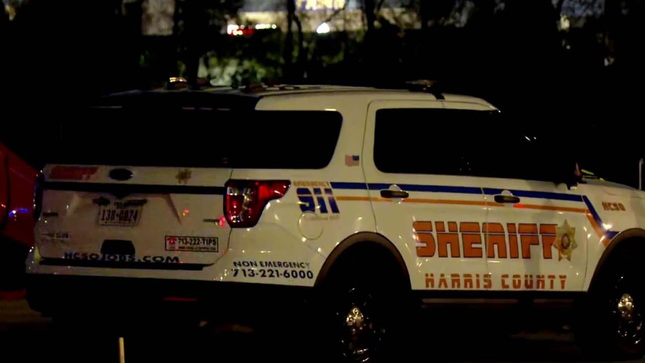 Niño muere y dos adultos resultan heridos tras salir expulsados de auto que se volcó al noroeste de Houston