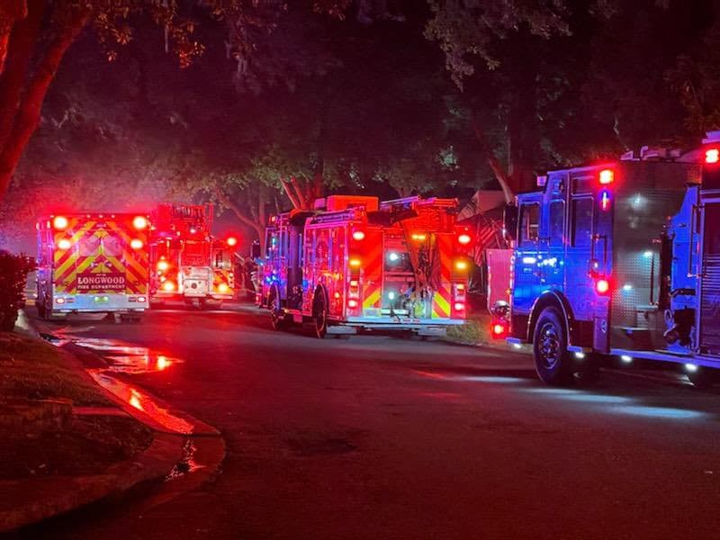 El Cuerpo de Bomberos del Condado de Seminole dijo que el fuego comenzó en el patio de la vivienda.
<br>