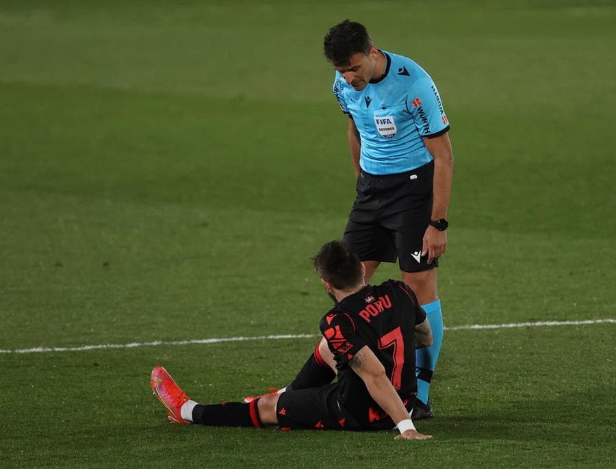 Real Madrid logra hacer empate ante la Real Sociedad y quedar 1-1. Los Txuri-urdines se pusieron arriba al minuto 55 con gol de Portu, pero fue ya al filo del partido, en el minuto 89, cuando Vinicius le dio al cuadro merengue un respiro e igualó el marcador para repartirse puntos en el cierre de la Jornada 25 de LaLiga.