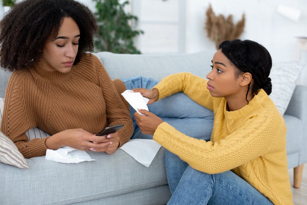 Esto es, ¿necesitas que esté ahí con los pañuelos? Toma tres cajas. ¿Quieres que nos vayamos de shopping? Toma mi tarjeta. ¿Quieres que pidamos unas cervezas o un pastel entero para evitar pensar en ello? Ahí viene el pedido...