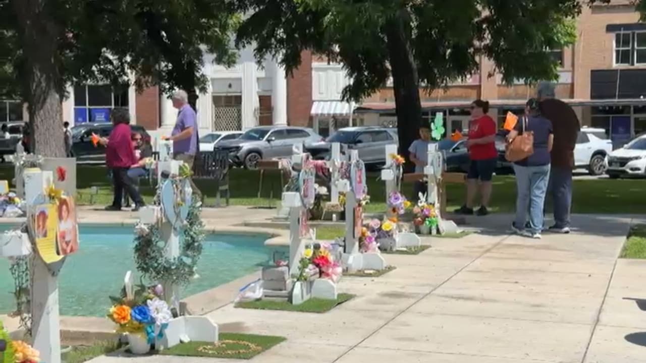 El evento comenzó alrededor de las 
<b>11:30 de la mañana</b> y reunió a cerca de 
<b>100 personas</b>, entre familiares, sobrevivientes, activistas y miembros de la comunidad que acudieron para rendir homenaje a quienes perdieron la vida en la masacre escolar.