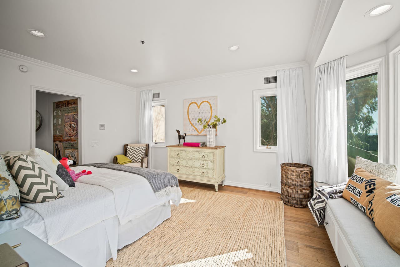 En marzo pasado se supo que el famoso matrimonio se mudó a Los Ángeles y han alquilado una casa cerca de la propiedad que tiene allí 
<b><a href="https://www.univision.com/famosos/rocket-man-al-rescate-elton-john-defiende-a-harry-y-meghan-de-las-criticas-por-sus-vuelos-en-jets-privados-fotos" target="_blank">Elton John</a></b>, uno de sus amigos más cercanos.
<br>