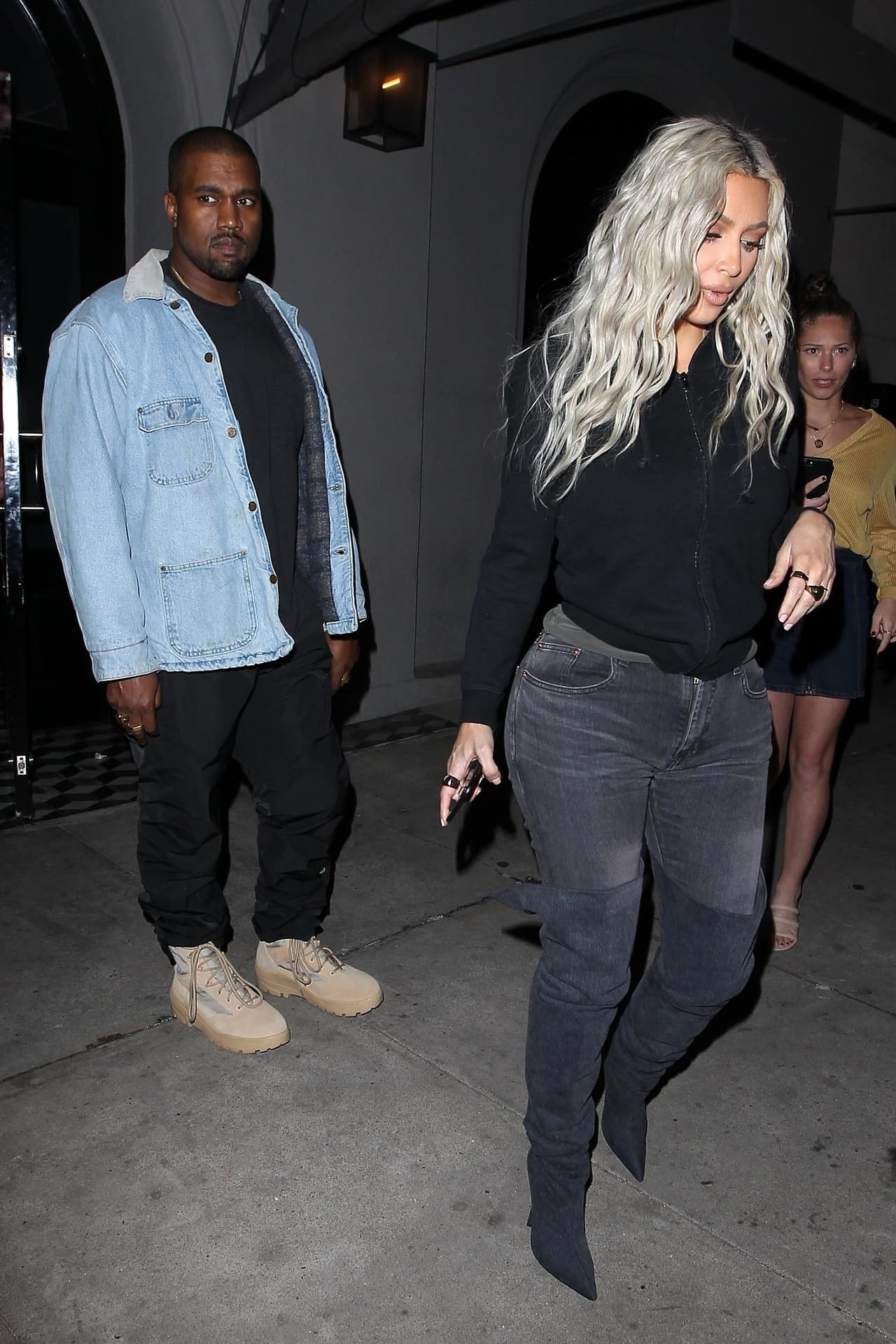 Fue en el 2013 cuando Kanye West comercializó las primeras zapatillas deportivas llamadas ‘Yeezy Boots’, de la mano de Adidas. Los tenis, que tienen un costo de 600 dólares, fueron un éxito en ventas en ese momento.