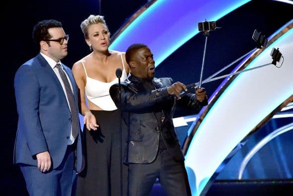 Kevin exageró un "poquito" con el uso de sus selfie-sticks, para captar el momento.