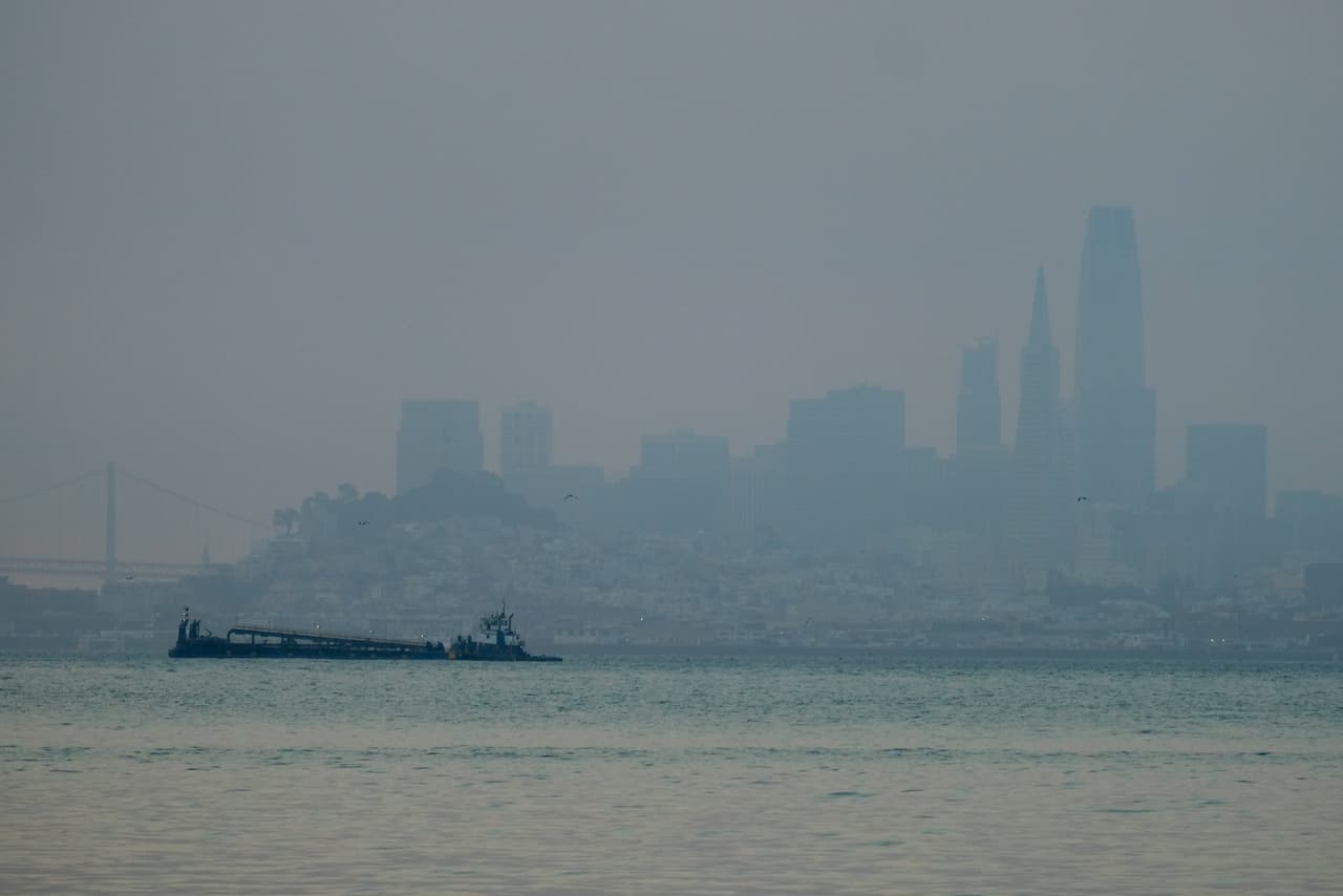 Los rascacielos de San Francisco son apenas visibles debido al humo de los 
<a href="https://www.univision.com/local/san-francisco-kdtv/incendios-en-california-dejan-sus-primeras-5-muertes-y-desplazan-a-mas-de-60-000-residentes" target="_blank">devastadores incendios</a> que azotan California. La 
<a href="https://www.univision.com/local/san-francisco-kdtv/noticias/medio-ambiente/esta-imagen-satelital-muestra-la-impresionante-nube-de-humo-causada-por-los-incendios-en-california" target="_blank">inmensa columna de humo</a> se extiende a lo largo de 1,214 millas de territorio y tiene a gran parte del norte del estado con 
<a href="https://www.univision.com/local/san-francisco-kdtv/decenas-de-incendios-provocan-que-la-calidad-del-aire-en-el-area-de-la-bahia-sea-la-peor-de-todo-el-mundo" target="_blank">la peor calidad del aire en todo el planeta</a>.