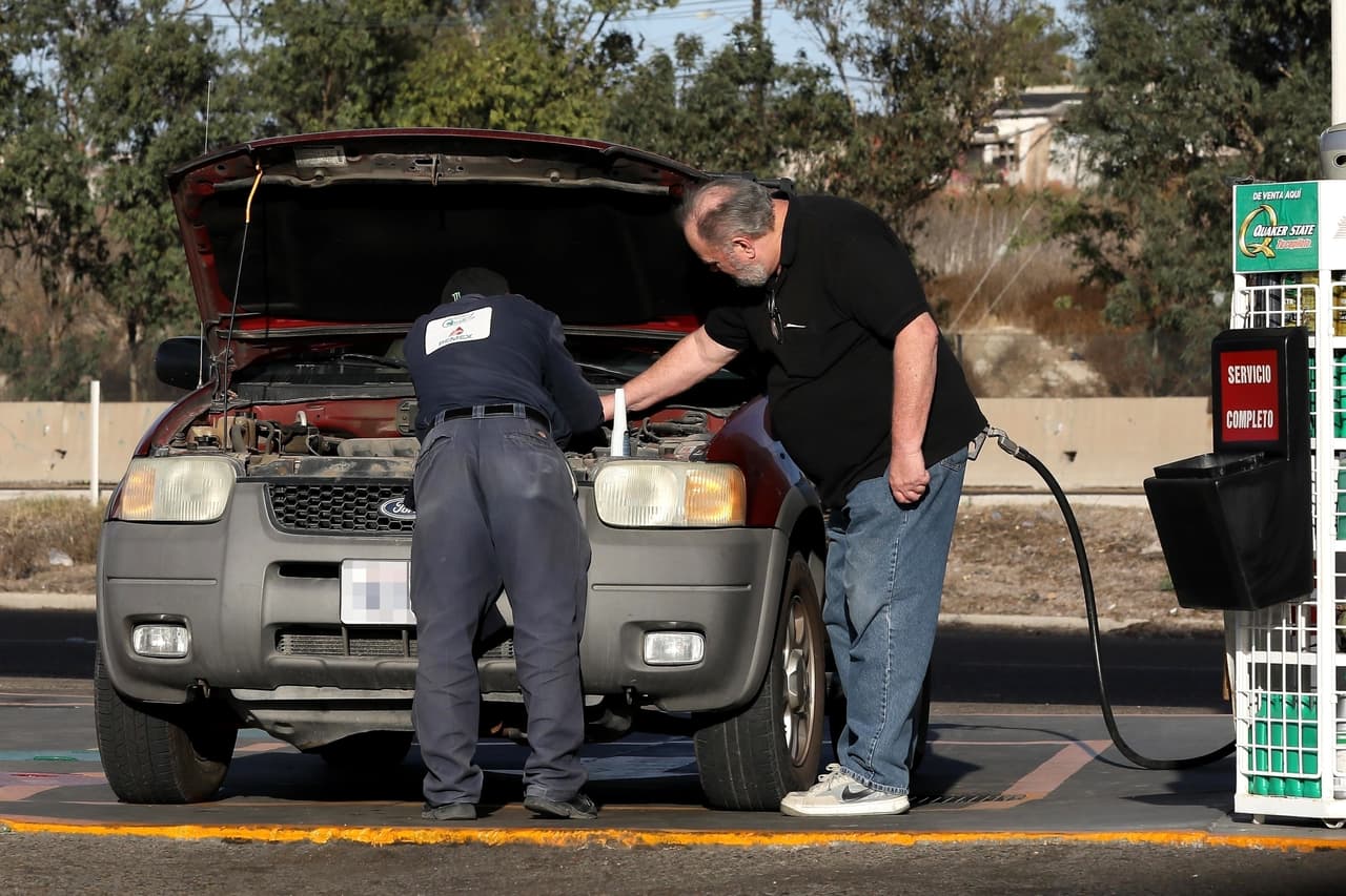 No lo dejan tranquilo ni siquiera cuando va a revisar su automóvil a una estación.