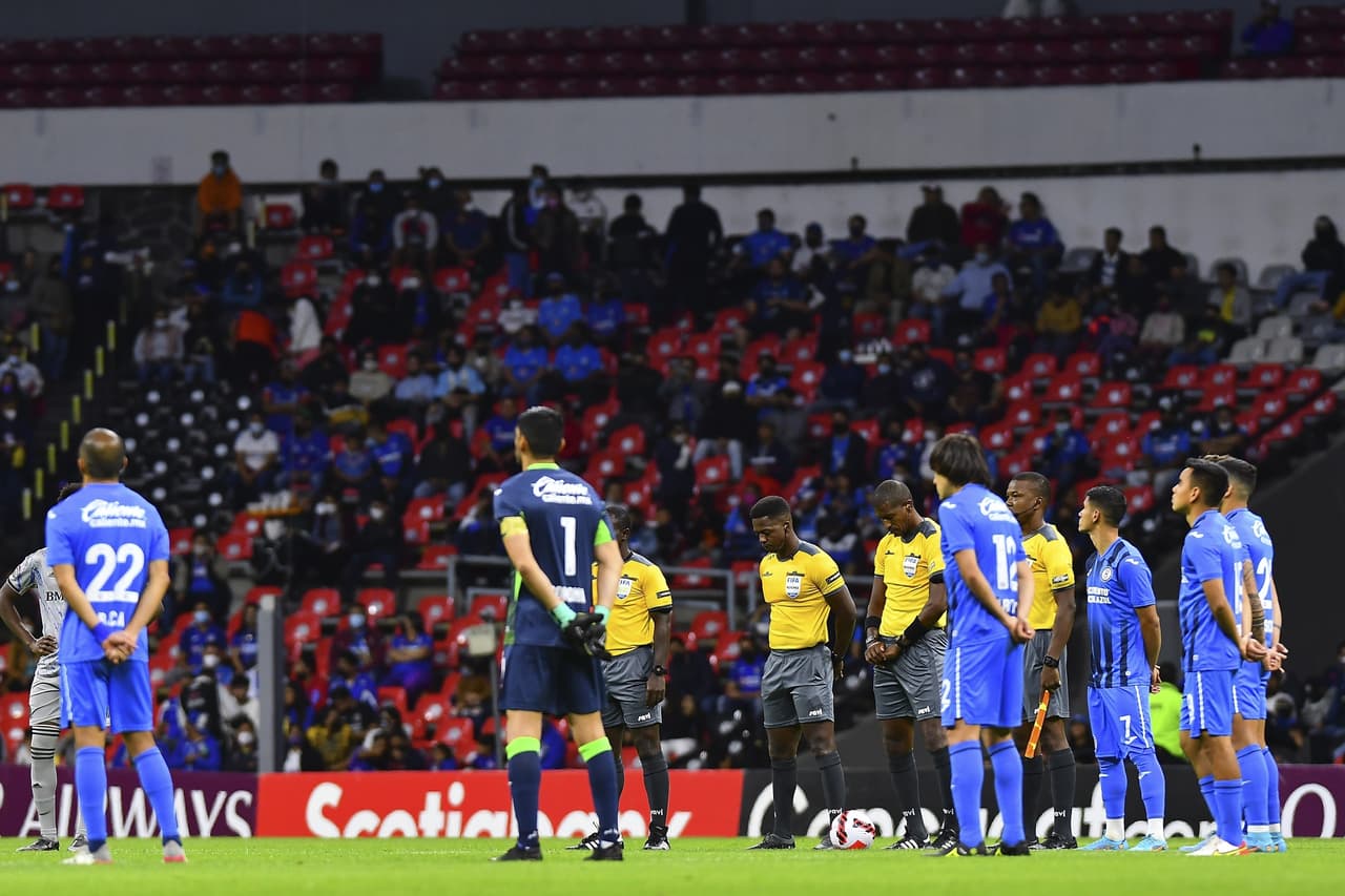 Antes del silbatazo inicial se guardó un minuto de silencio para crear consciencia sobre la violencia en el futbol tras la trifulca en el estadio Corregidora.