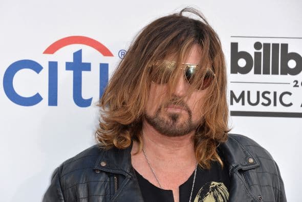 Billy Ray Cyrus, ¿dónde dejaste a Miley... y a tu cepillo... y al buen estilo? Mira aquí lo último en chismes.