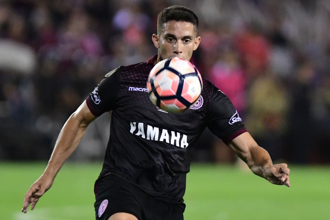 Lanús salió al segundo tiempo con toda la determinación e incluso llevó a que el técnico visitante recurriera a realizar algunos cambios para cuidar su ventaja.