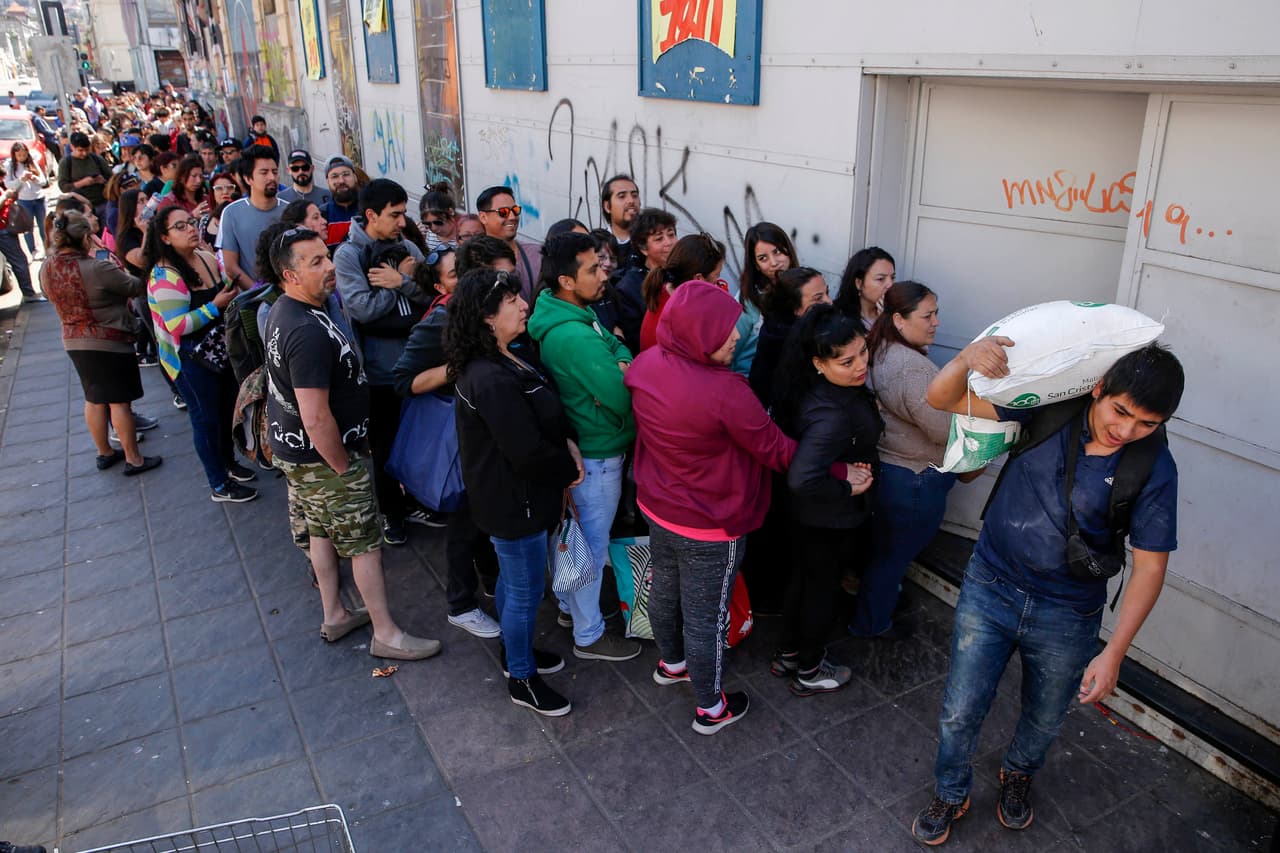 <b>Los saqueos y los destrozos </b>a negocios ha llevado a muchas personas a hacer compras en los pocos comercios que han abierto sus puertas. En ellos se pueden ver largas colas y se ejerce un control sobre la cantidad de productos que puede llevar cada cliente.