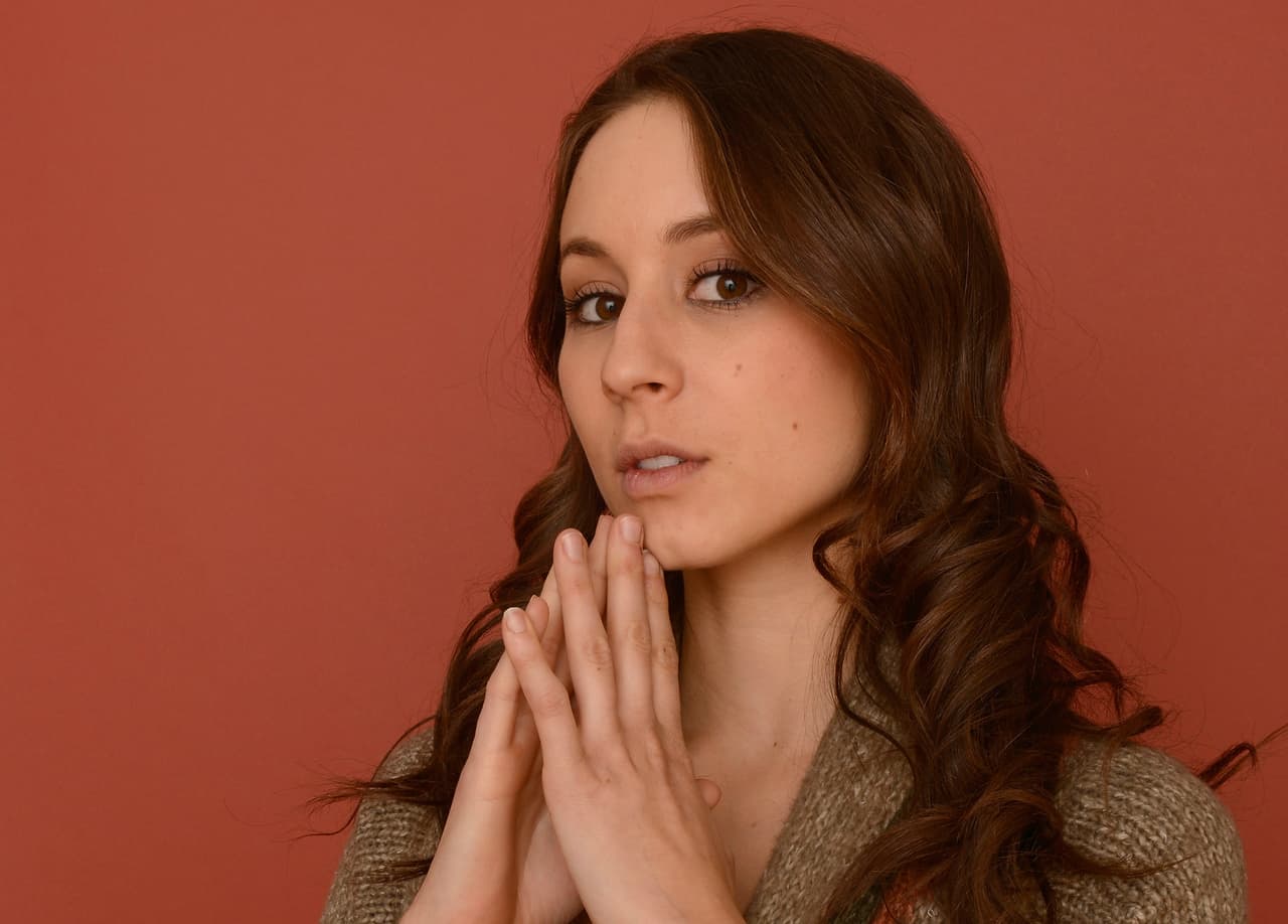 Troian Bellisario, actriz de Pretty Little Liars, sufrió de anorexia y se autolesionaba durante el bachillerato. “Me sentía incapaz de interactuar con otras personas y de nutrirme a mí misma”, ha narrado. Una intervención profesional temprana fue lo que le permitió superar la enfermedad mental.