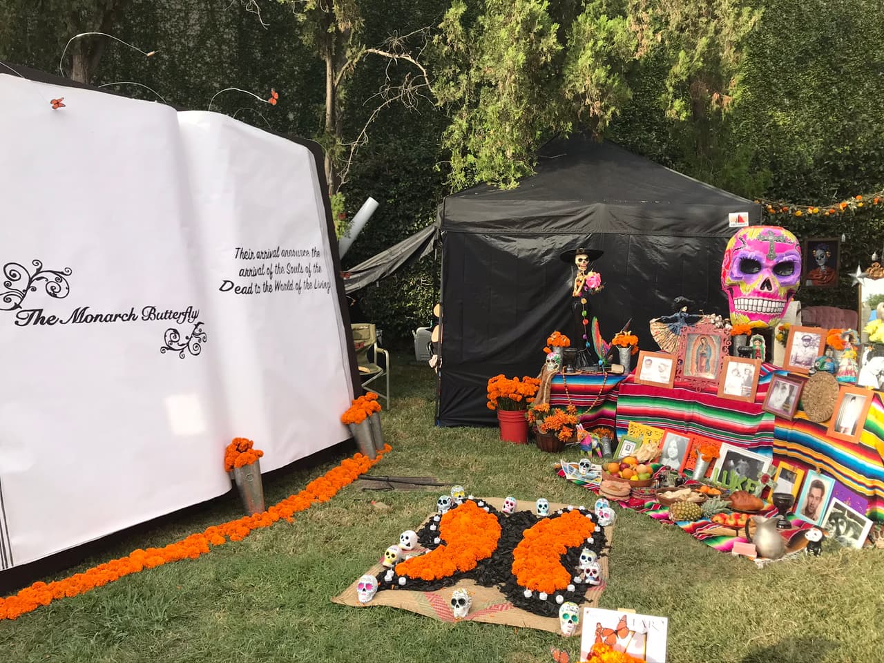 La creación de cada altar reúne a la familia, desde la idea del concepto, diseño y preparación. Los elementos presentes en ellos son pensados con base a un homenaje desde el más profundo amor.