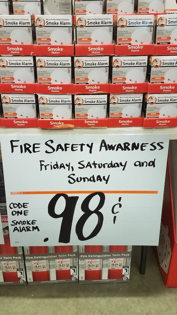 Departamento de Bomberos de Chicago presenta detectores de humo.