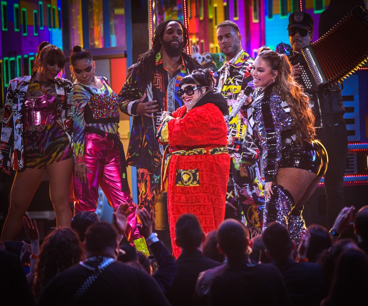 Cantó, junto 
<b><a href="https://www.univision.com/shows/premio-lo-nuestro/por-todo-lo-alto-chiquis-rivera-estrena-el-tema-ticket-de-salida-junto-a-amandititita-video">con Amandititita, el nuevo tema 'Ticket de salida'</a></b>, que este jueves se lanzó en todas las plataformas de música.