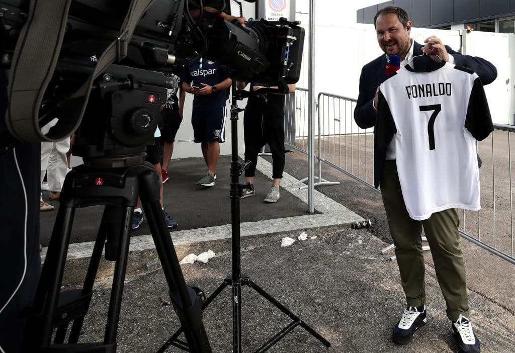Las cámaras atraen a los fanáticos de la 'Juve' que sienten orgullo por su nueva adquisición deportiva, Cristiano Ronaldo.