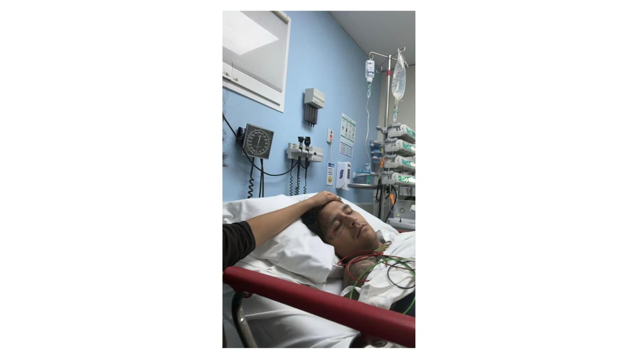 Christian Nodal reportó su hospitalización con esta fotografía que luego borró de Instagram.