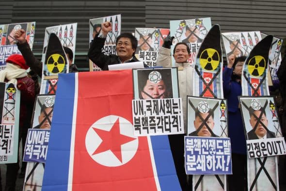 Los surcoreanos han salido a las calles a manifestar su condena hacia las pruebas atómicas de sus vecinos y ven con preocupación lo que podría desatar un conflicto bélico.