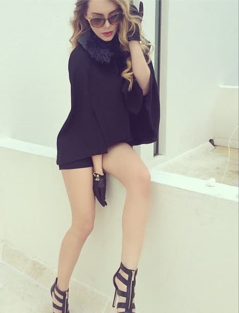 Otra que en sus redes sociales nos complace con sus hermosas piernas es Belinda.