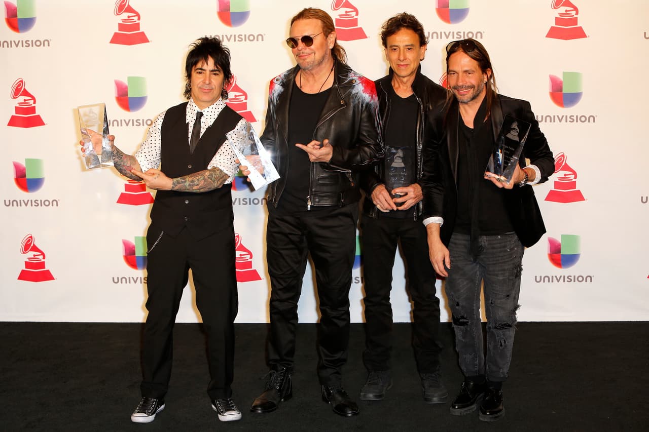 El supuesto motivo por el que fue despedido y demandado, se debió a un desfalco de nueve millones de pesos (casi cinco millones de dólares).