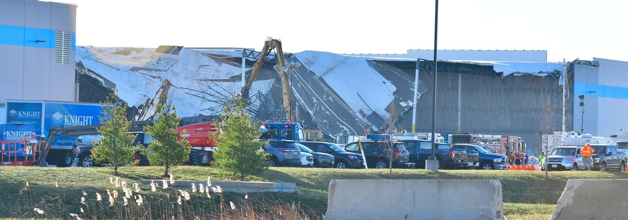 Dos días después del paso del tornado se observa cómo dejó el techo en concreto del edificio.