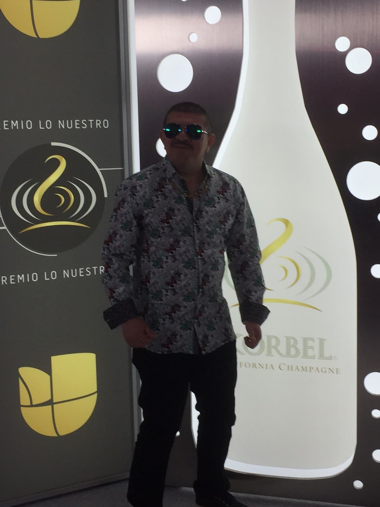 Aquí lo vemos desfilando frente al lente de las cámaras.