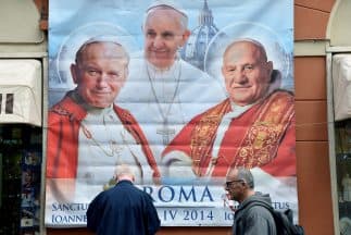 La doble canonización de dos papas el próximo domingo 27 de abril ha generado tanto elogios como críticas.