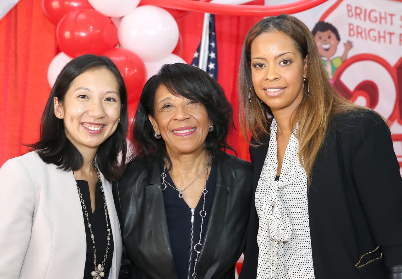 Muchas ciudades como Baltimore, en Maryland, se han visto obligadas a innovar para enfrentar el incremento en el número de muertes por sobredosis. Allí, la comisionada de salud, 
<b>Leana Wen</b> (a la izquierda, en la foto), aprobó que cada habitante reciba una receta del 
<b>naloxone</b> (que puede revertir 
<a href="http://health.baltimorecity.gov/news/testimony/2016-03-22-testimony-america%E2%80%99s-heroin-and-opioid-abuse-epidemic-march-22-2016">casi el 100%</a> de las sobredosis) después de hacer un entrenamiento de cinco minutos sobre cómo administrarlo. La idea es que cualquier adicto o familiar lo tenga a mano y sepa cómo actuar en caso de una emergencia.