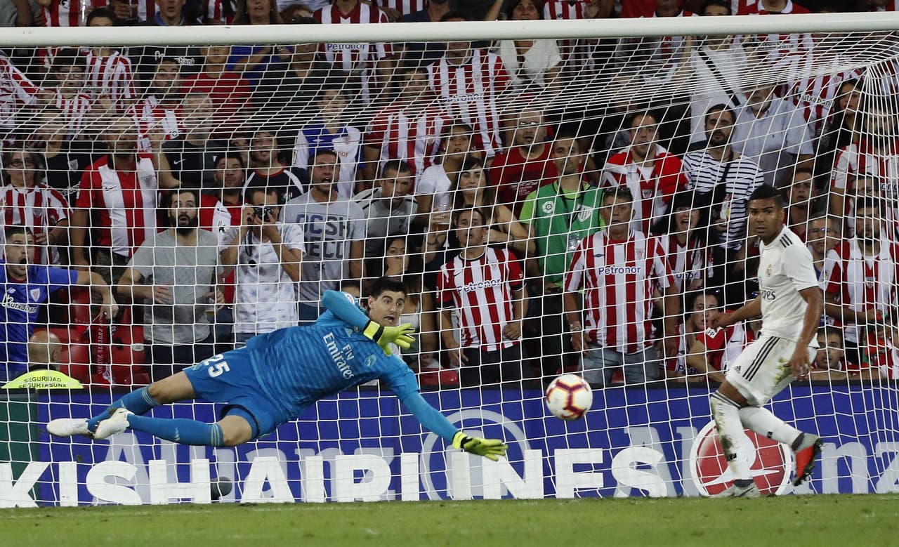 GRAF3953. Bilbao, 15/09/2018.- El guardameta belga del Real Madrid, Thibaut Courtois (i), durante el encuentro correspondiente a la cuarta jornada de primera división que han disputado frente al Athletic en el estadio de San Mamés, en Bilbao. EFE/LUIS TEJIDO.