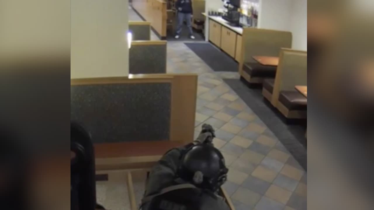 Revelan el video del tiroteo policial en el que un hombre armado muere en un restaurante